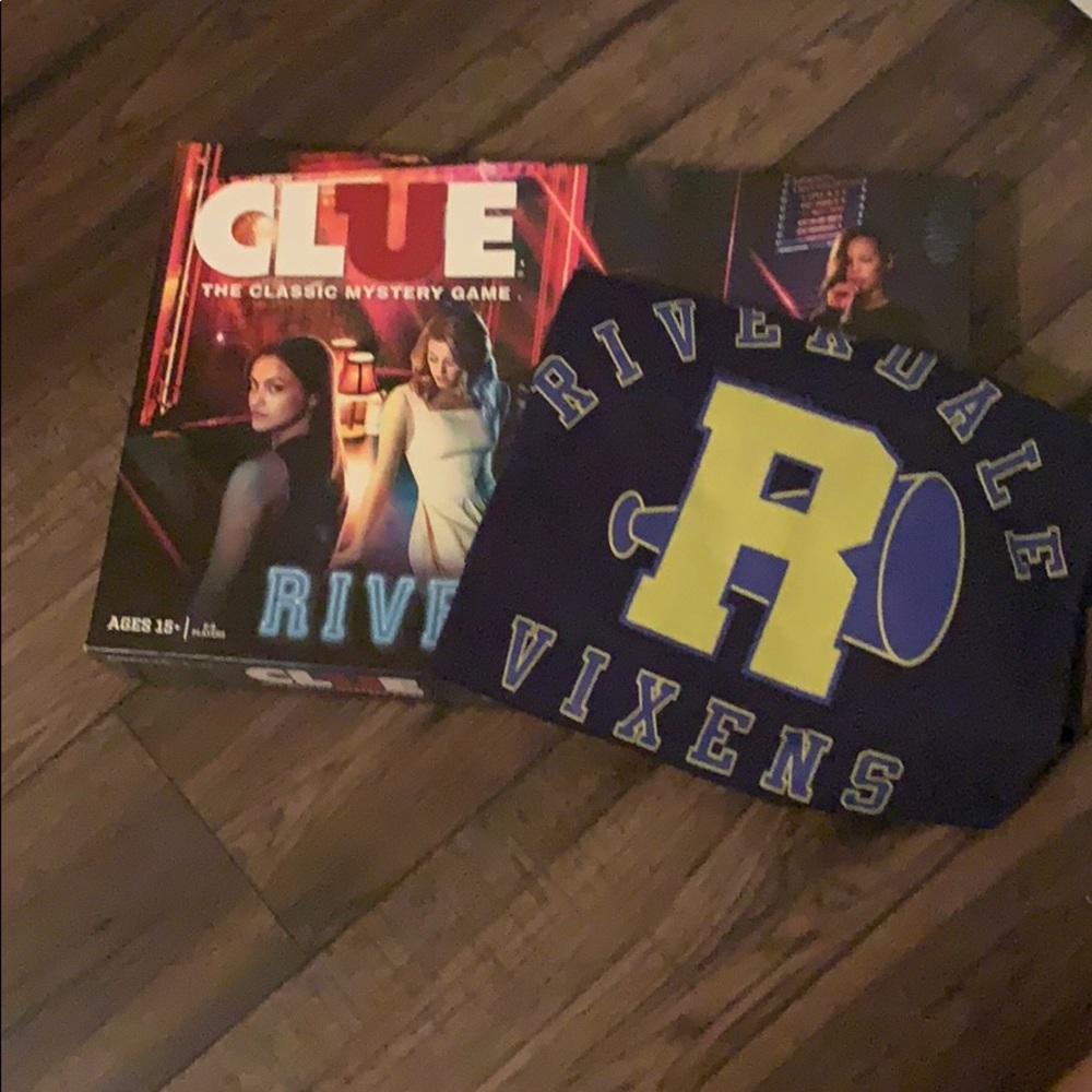Riverdale Clue with Riverdale Vixens Shirt